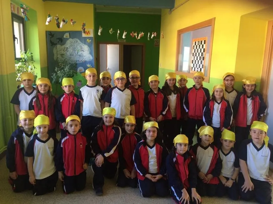 Foto 11 - Los alumnos y profesores del colegio Trinitarios celebran el D&iacute;a Internacional del C&aacute;ncer Infantil