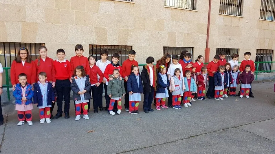 Foto 10 - Los alumnos y profesores del colegio Trinitarios celebran el D&iacute;a Internacional del C&aacute;ncer Infantil