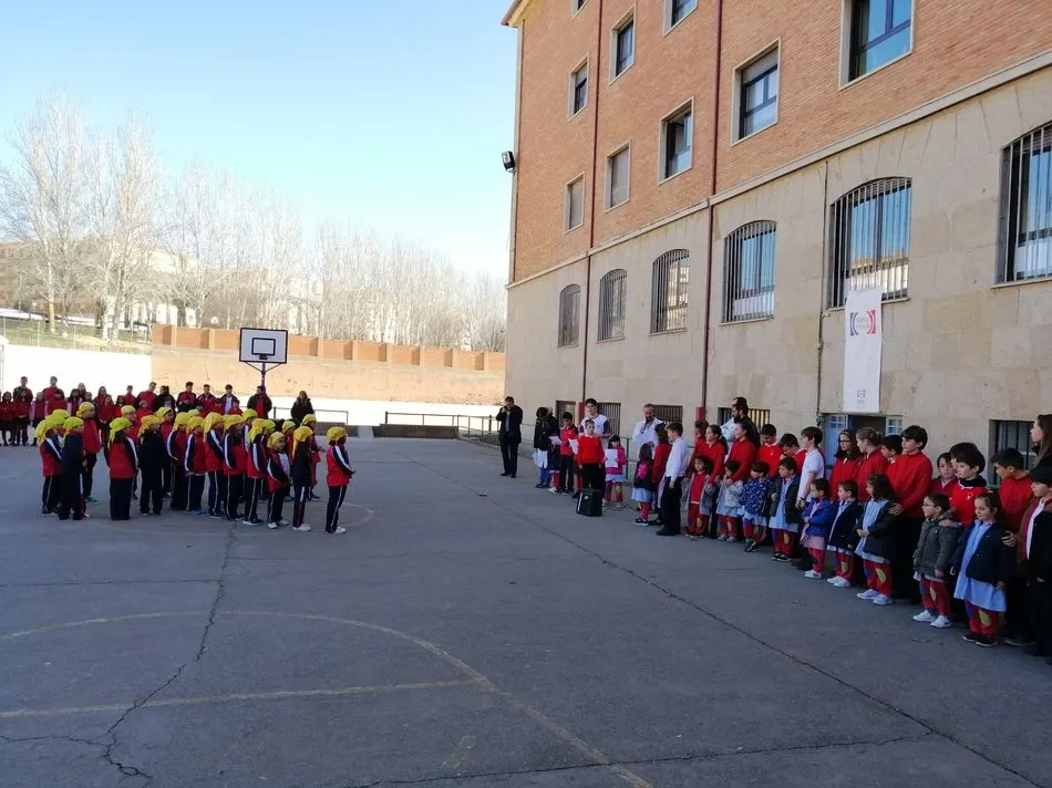 Foto 7 - Los alumnos y profesores del colegio Trinitarios celebran el D&iacute;a Internacional del C&aacute;ncer Infantil