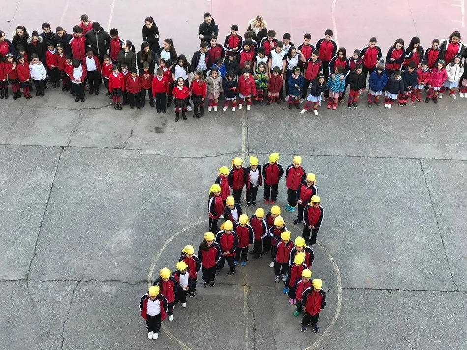 Foto 6 - Los alumnos y profesores del colegio Trinitarios celebran el D&iacute;a Internacional del C&aacute;ncer Infantil