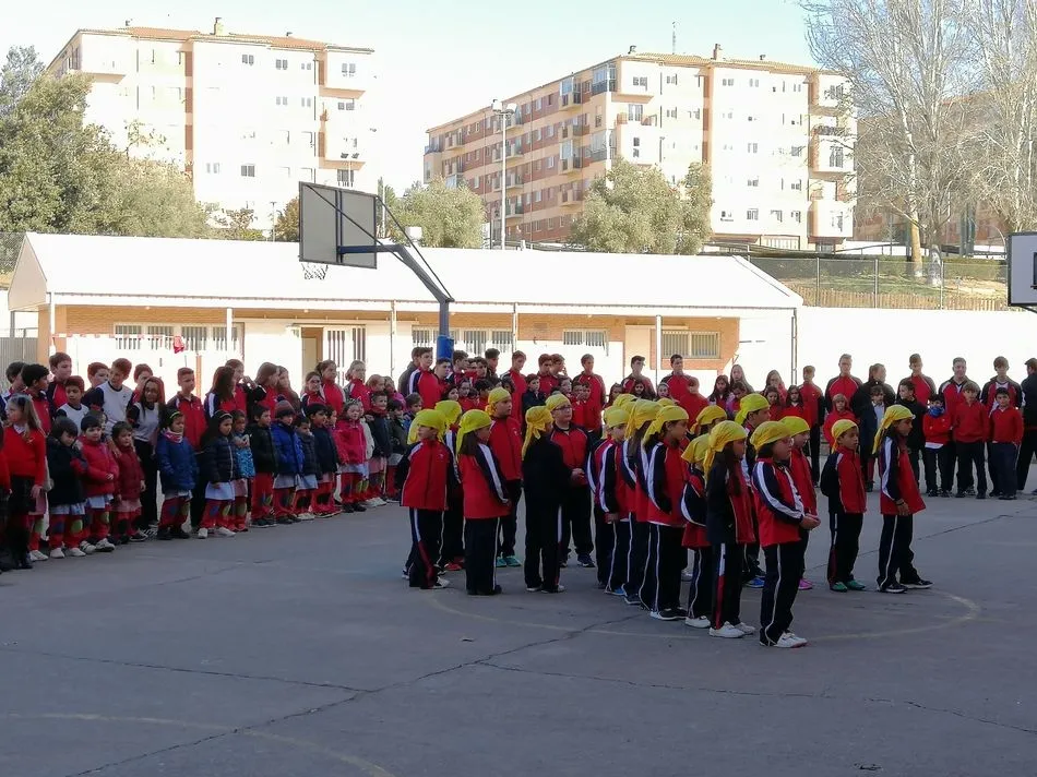 Foto 3 - Los alumnos y profesores del colegio Trinitarios celebran el D&iacute;a Internacional del C&aacute;ncer Infantil