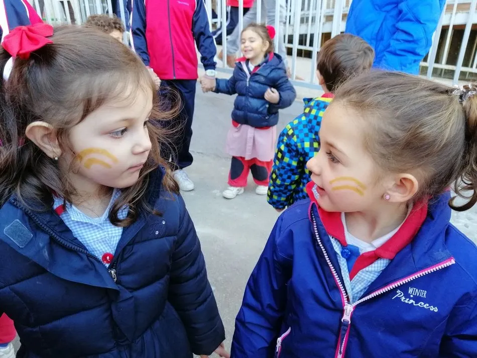Foto 2 - Los alumnos y profesores del colegio Trinitarios celebran el D&iacute;a Internacional del C&aacute;ncer Infantil