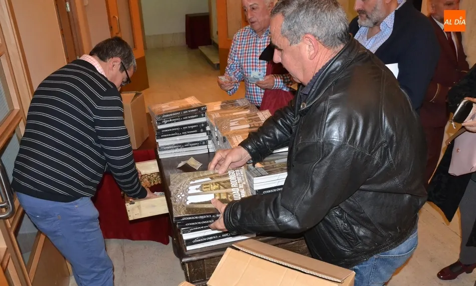 Foto 11 - El Libro del Carnaval cumple 40 ediciones con el 75 Aniversario y Jos&eacute; Pinto entre sus temas  