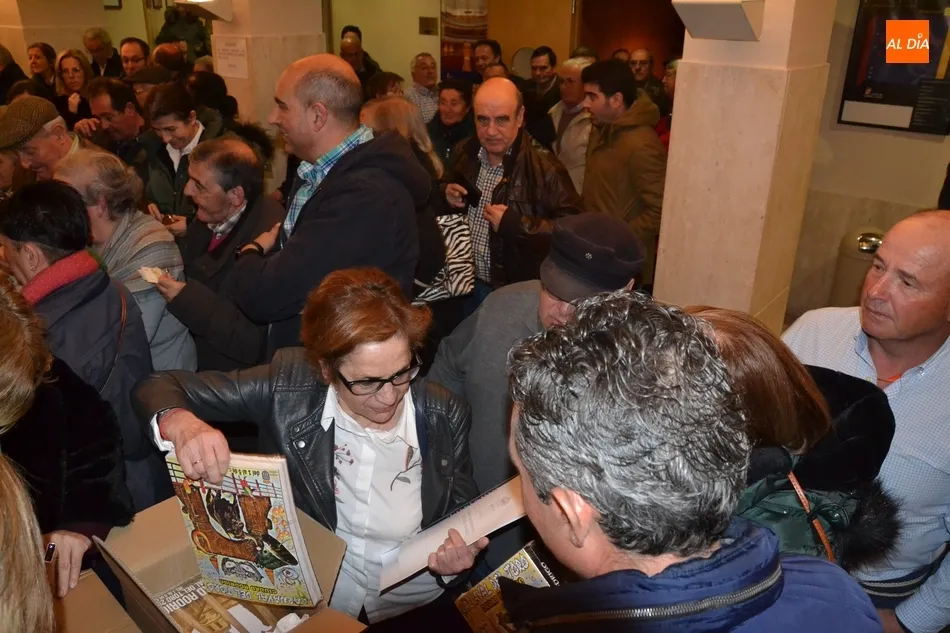 Foto 7 - El Libro del Carnaval cumple 40 ediciones con el 75 Aniversario y Jos&eacute; Pinto entre sus temas  
