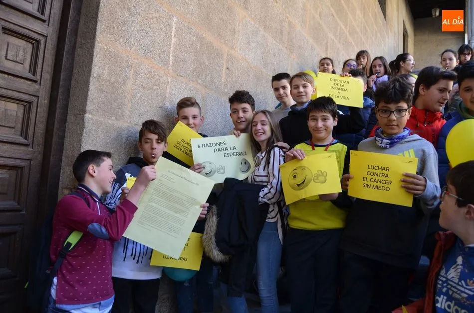 Foto 4 - Los j&oacute;venes del IES Ram&oacute;n Olleros celebran un acto de concienciaci&oacute;n en el D&iacute;a Internacional...