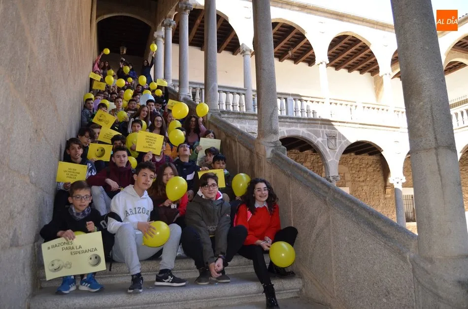 Foto 2 - Los j&oacute;venes del IES Ram&oacute;n Olleros celebran un acto de concienciaci&oacute;n en el D&iacute;a Internacional...