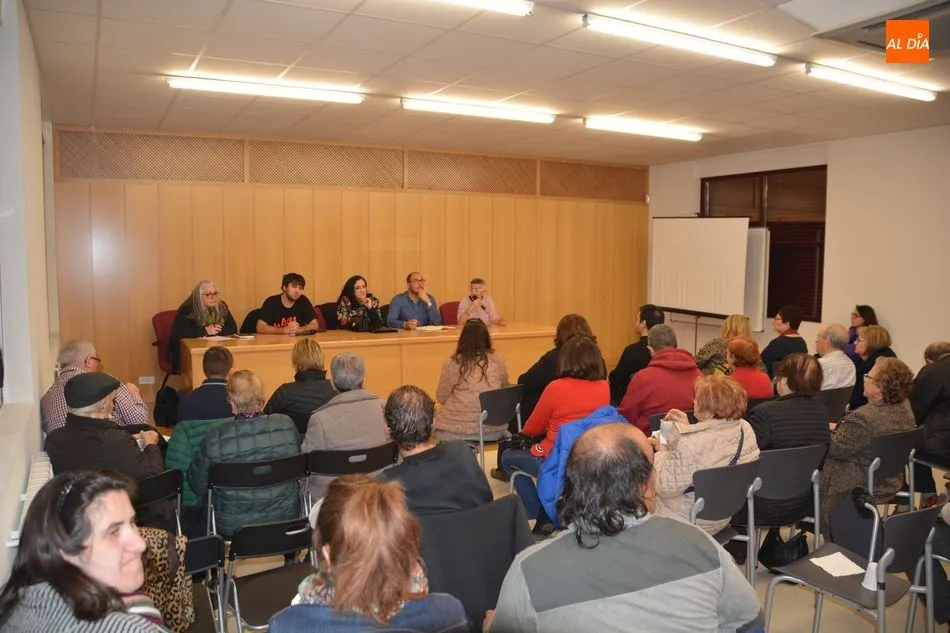 Foto 2 - Los vecinos de Puente Ladrillo disfrutan de una chocolatada y una mesa redonda sobre el...