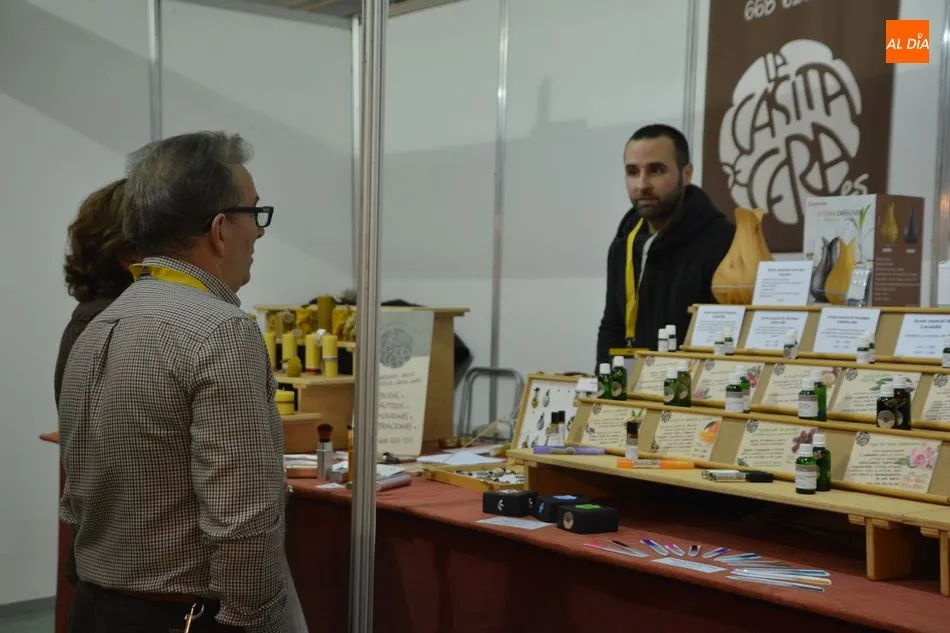 Foto 11 - Aldeatejada ensalza las virtudes de la miel en la apertura de su IX Feria Ap&iacute;cola