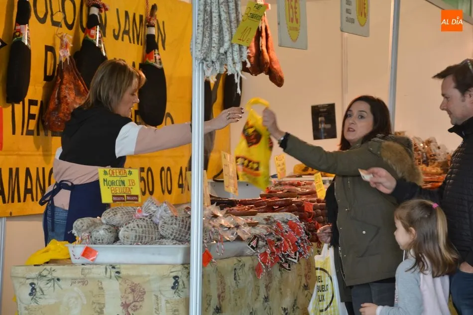 Foto 10 - Aldeatejada ensalza las virtudes de la miel en la apertura de su IX Feria Ap&iacute;cola
