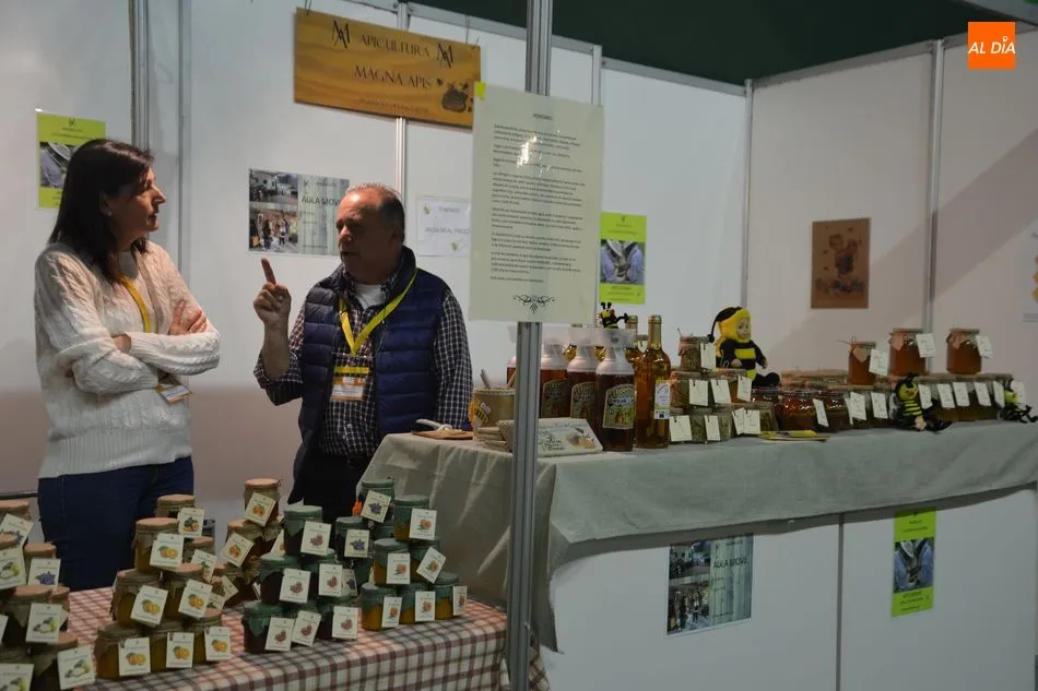 Foto 6 - Aldeatejada ensalza las virtudes de la miel en la apertura de su IX Feria Ap&iacute;cola