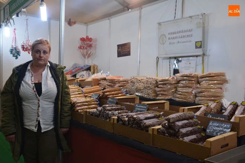 Foto 4 - Aldeatejada ensalza las virtudes de la miel en la apertura de su IX Feria Ap&iacute;cola