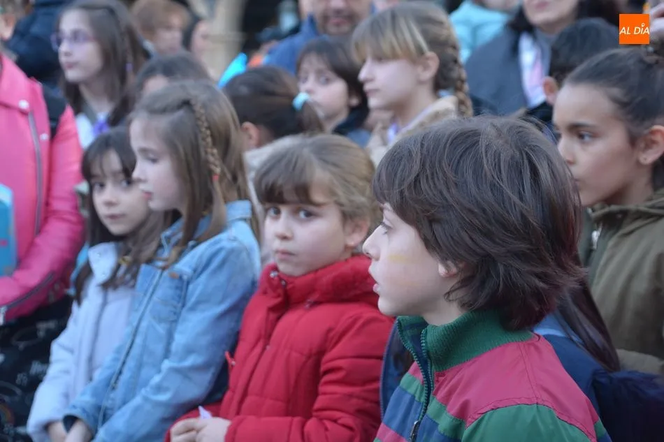 Mayores y pequeños participaron en este acto solidario en la Plaza Mayor. Foto de Lydia González