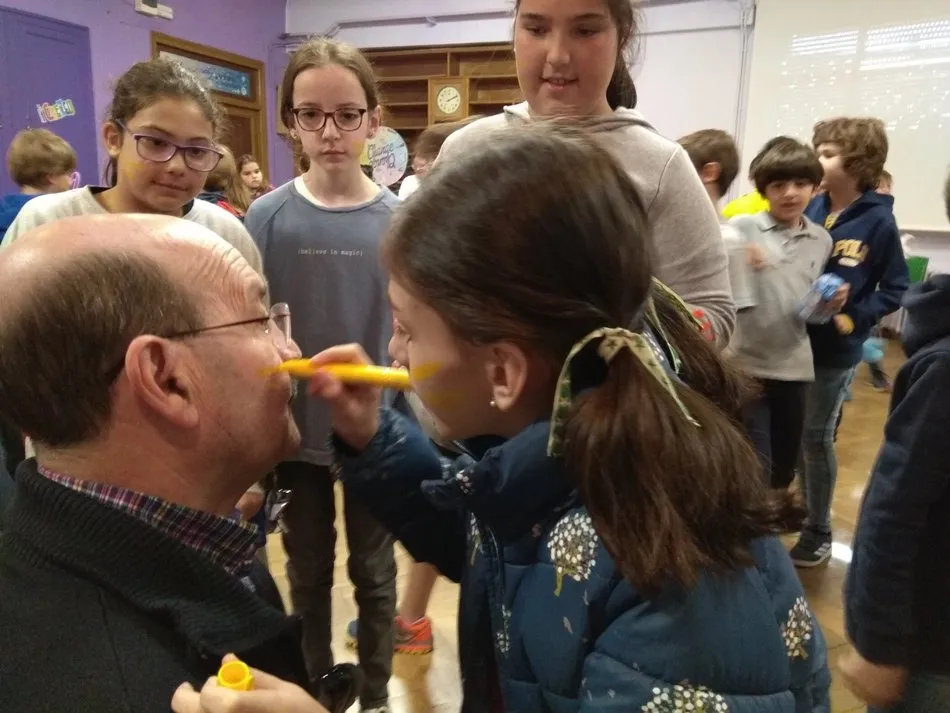 Foto 10 - El colegio Marista se une al &lsquo;Paintgold&rsquo; con motivo del D&iacute;a Internacional del Ni&ntilde;o con C&aacute;ncer
