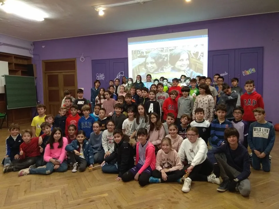 Foto 9 - El colegio Marista se une al &lsquo;Paintgold&rsquo; con motivo del D&iacute;a Internacional del Ni&ntilde;o con C&aacute;ncer