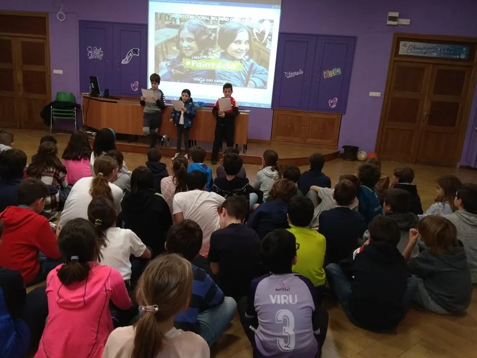Foto 7 - El colegio Marista se une al &lsquo;Paintgold&rsquo; con motivo del D&iacute;a Internacional del Ni&ntilde;o con C&aacute;ncer