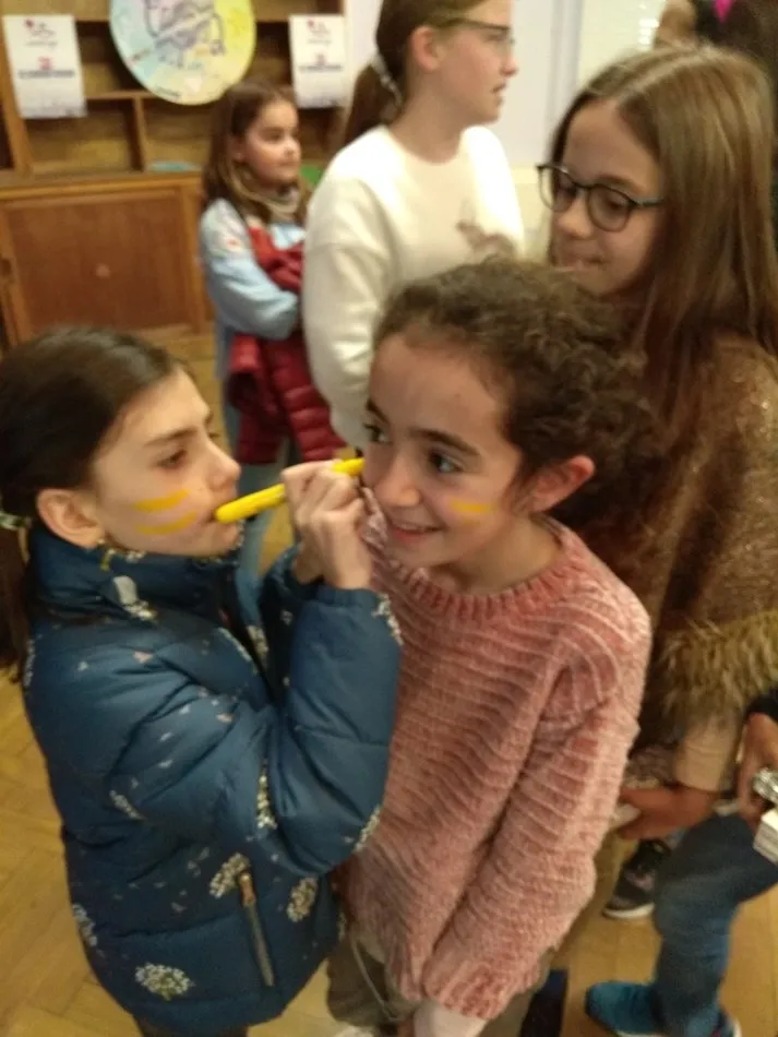 Foto 6 - El colegio Marista se une al &lsquo;Paintgold&rsquo; con motivo del D&iacute;a Internacional del Ni&ntilde;o con C&aacute;ncer