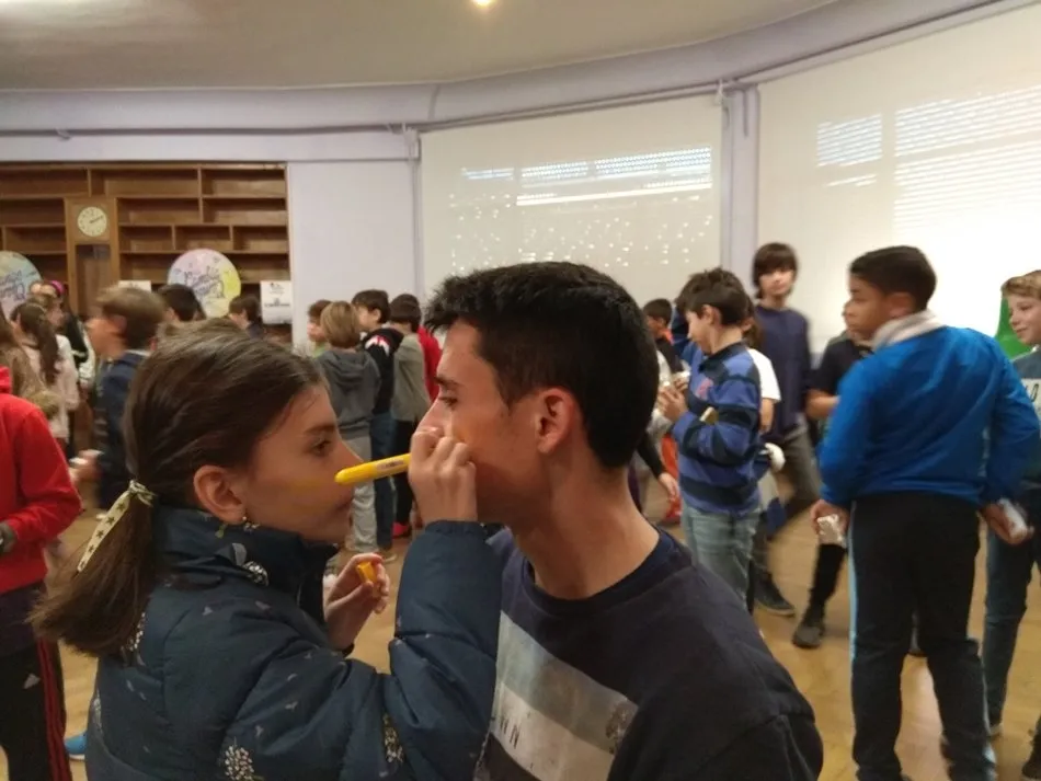 Foto 5 - El colegio Marista se une al &lsquo;Paintgold&rsquo; con motivo del D&iacute;a Internacional del Ni&ntilde;o con C&aacute;ncer