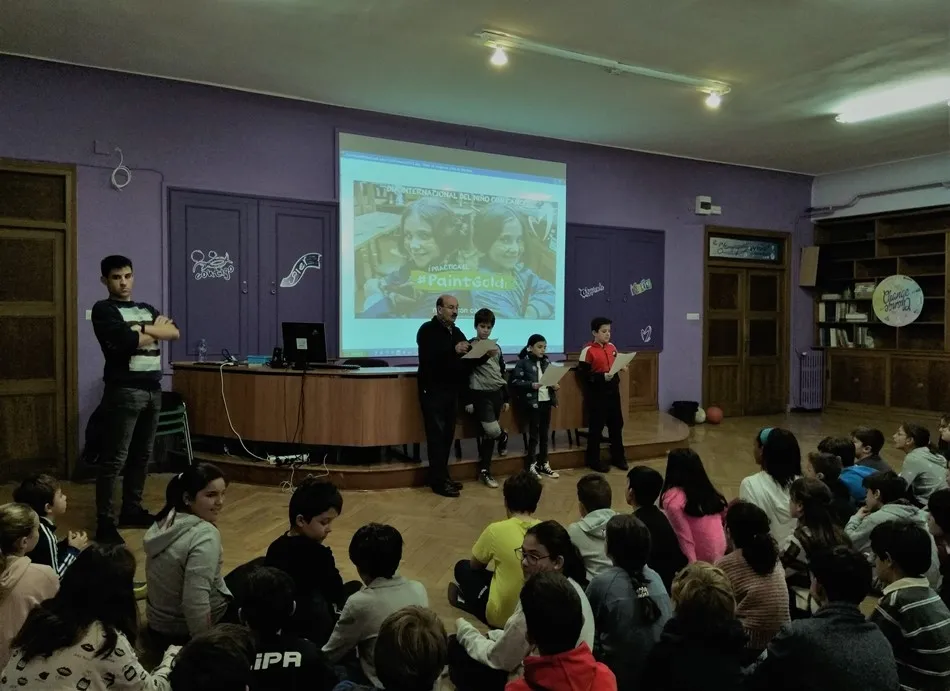 Foto 4 - El colegio Marista se une al &lsquo;Paintgold&rsquo; con motivo del D&iacute;a Internacional del Ni&ntilde;o con C&aacute;ncer