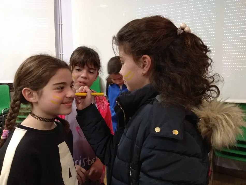 Foto 2 - El colegio Marista se une al &lsquo;Paintgold&rsquo; con motivo del D&iacute;a Internacional del Ni&ntilde;o con C&aacute;ncer