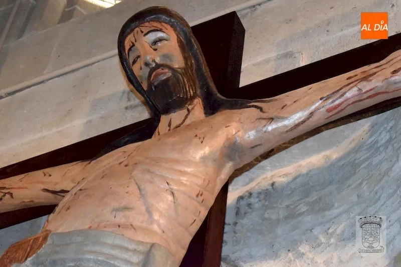 Talla de Cristo en la Cruz