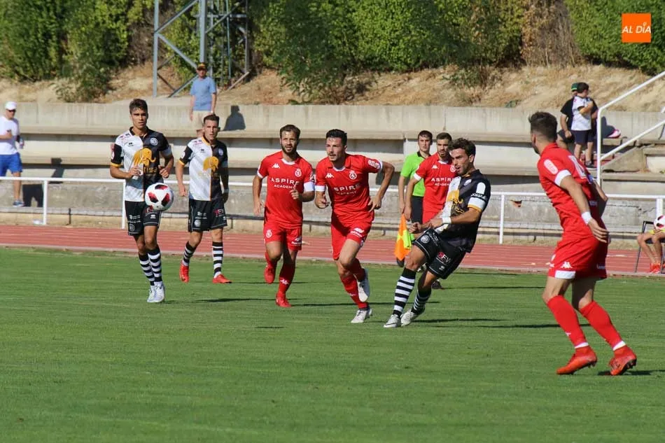 Acción del partido de la primera vuelta entre Unionistas y la Cultural y Deportiva Leonesa