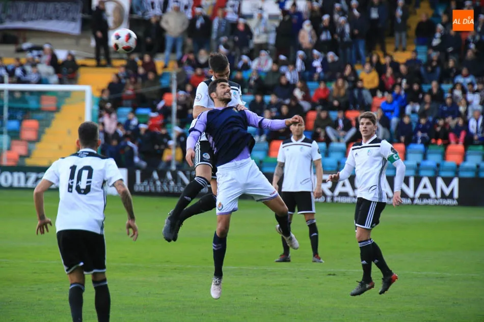 Carvalho pelea por un balón ante el filial del Real Valladolid