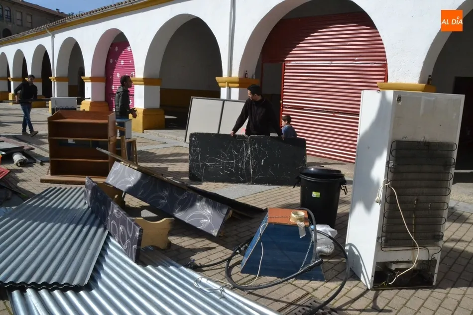 Foto 4 - Los Kolgaos abren el montaje de las casetas de la Plazuela del Buen Alcalde  