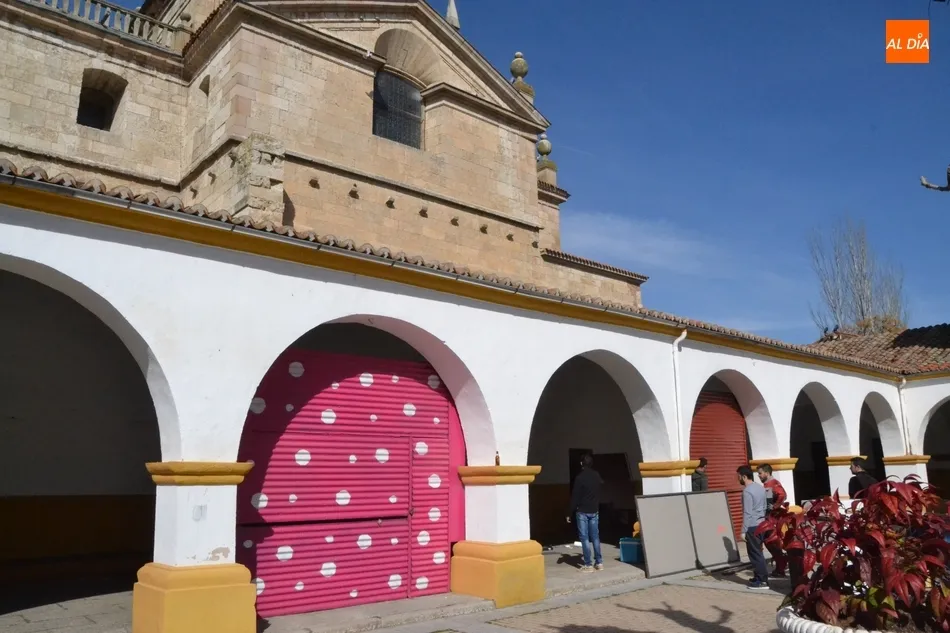 Foto 2 - Los Kolgaos abren el montaje de las casetas de la Plazuela del Buen Alcalde  