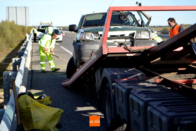 Foto 7 - Dos heridos al chocar un todoterreno contra dos veh&iacute;culos estacionados de la Guardia Civil en la...