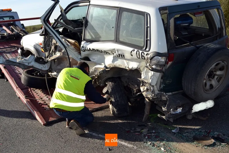 Foto 5 - Dos heridos al chocar un todoterreno contra dos veh&iacute;culos estacionados de la Guardia Civil en la...