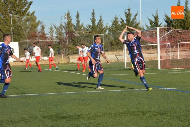 Juanan celebra el primer gol del partido/ Foto: Lydia González