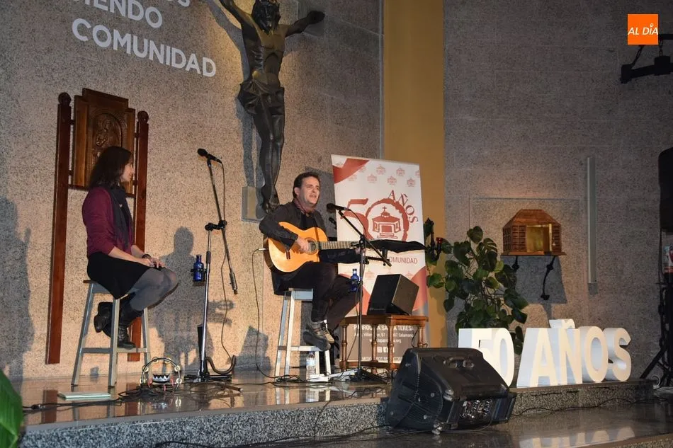 La pareja de artistas entrelazó canciones y relatos en una parroquia totalmente llena