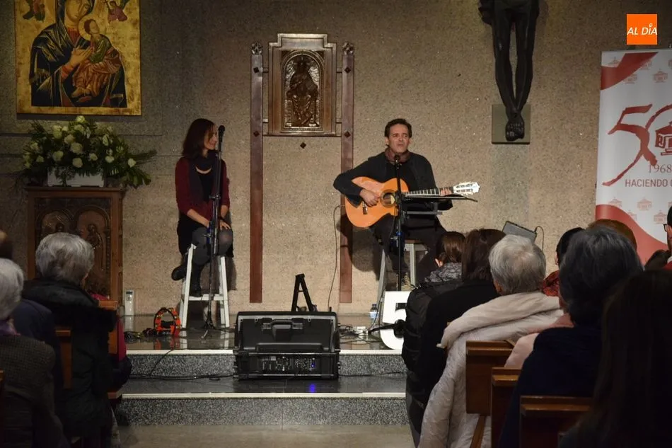 Foto 10 - Luis Guitarra y Carmen Sara llenan la parroquia de Santa Teresa