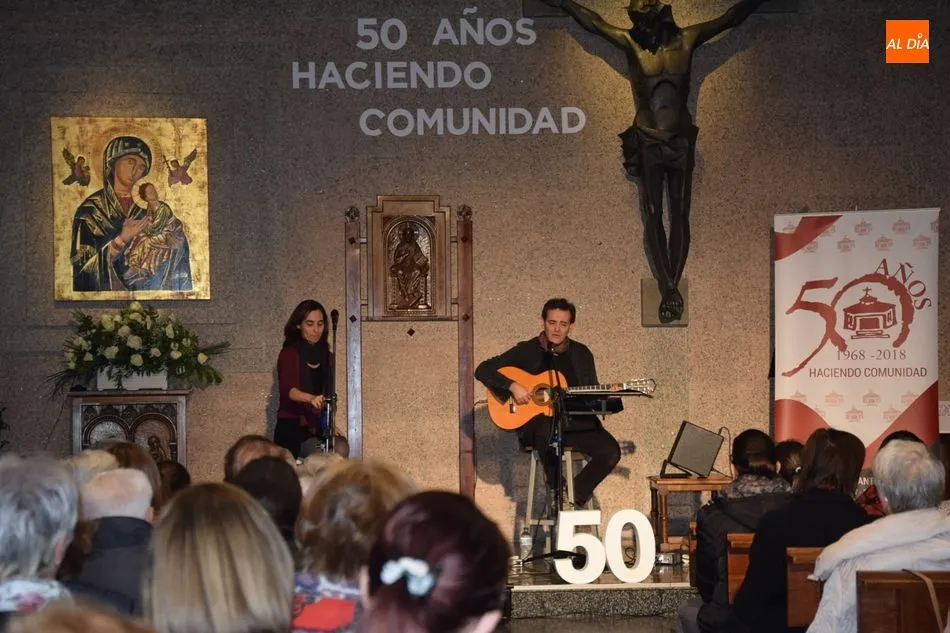 Foto 8 - Luis Guitarra y Carmen Sara llenan la parroquia de Santa Teresa