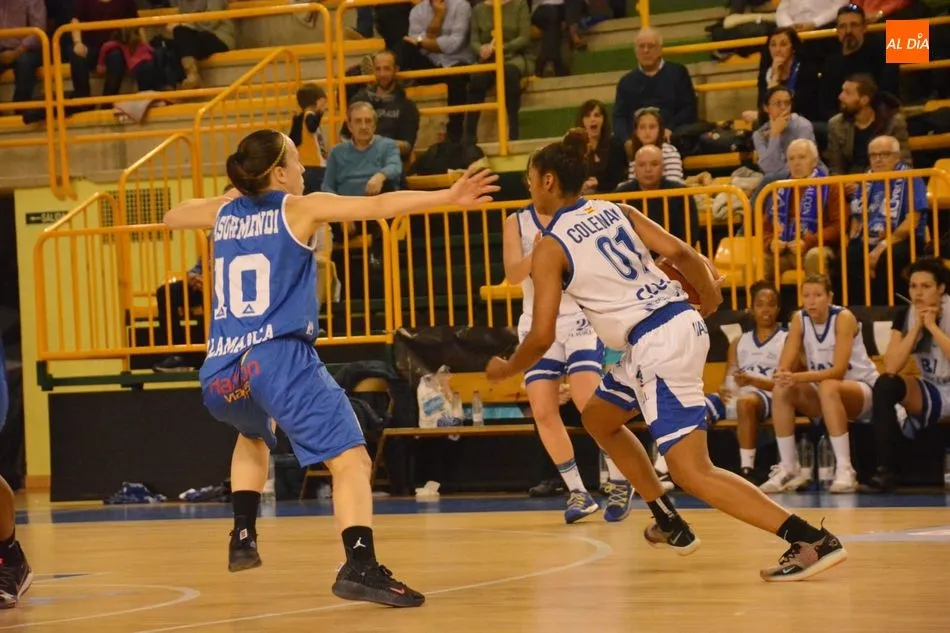 Asurmendi intenta frenar una acción ofensiva del Uni Ferrol / Lydia González