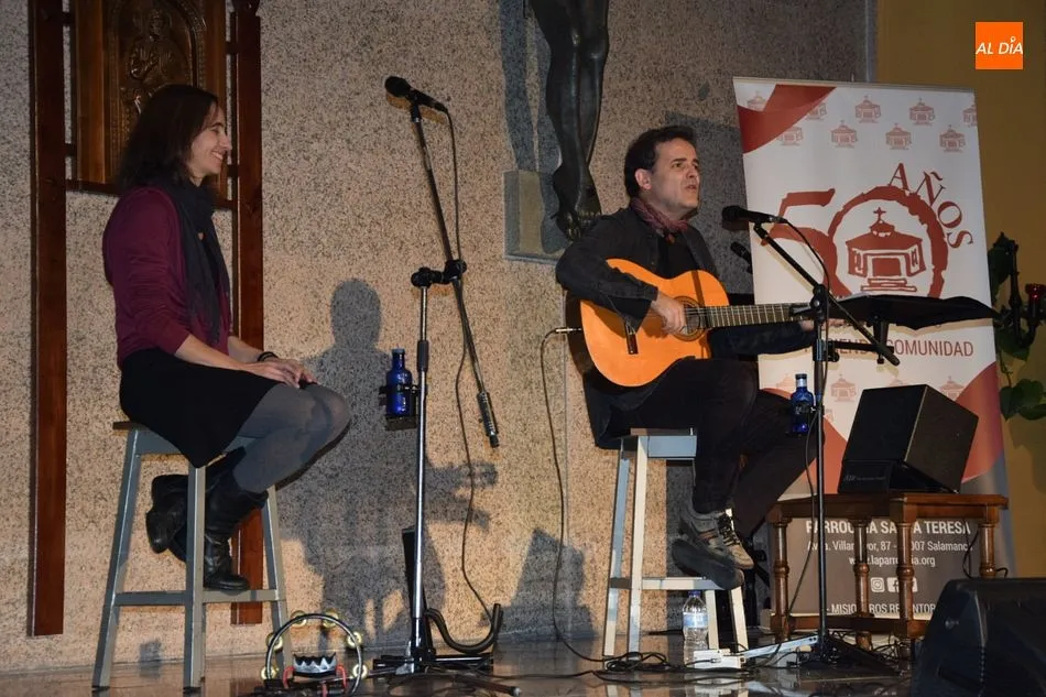 Foto 7 - Luis Guitarra y Carmen Sara llenan la parroquia de Santa Teresa