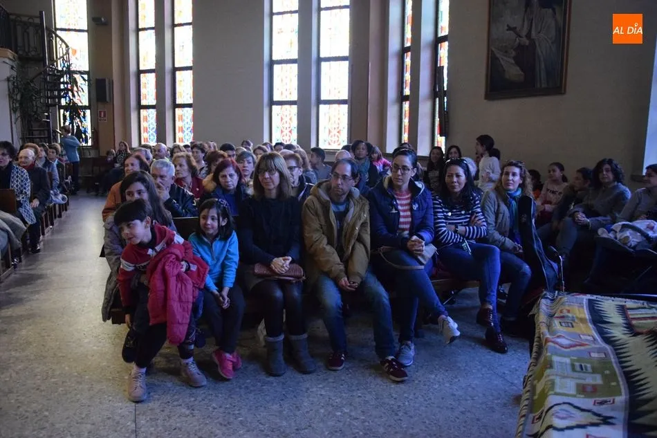Foto 4 - Luis Guitarra y Carmen Sara llenan la parroquia de Santa Teresa