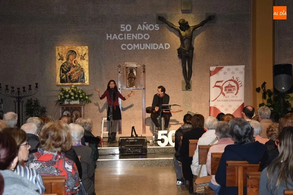 Foto 2 - Luis Guitarra y Carmen Sara llenan la parroquia de Santa Teresa