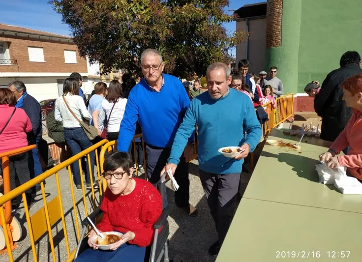 Foto 2 - Tradici&oacute;n, sabor y buen ambiente durante la ya consolidada V Matanza Tradicional de Macotera