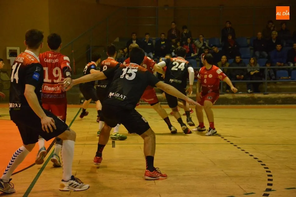Foto 2 - El Ciudad de Salamanca&nbsp;cae ante el BM Sanse en un partido muy apretado (23-25)