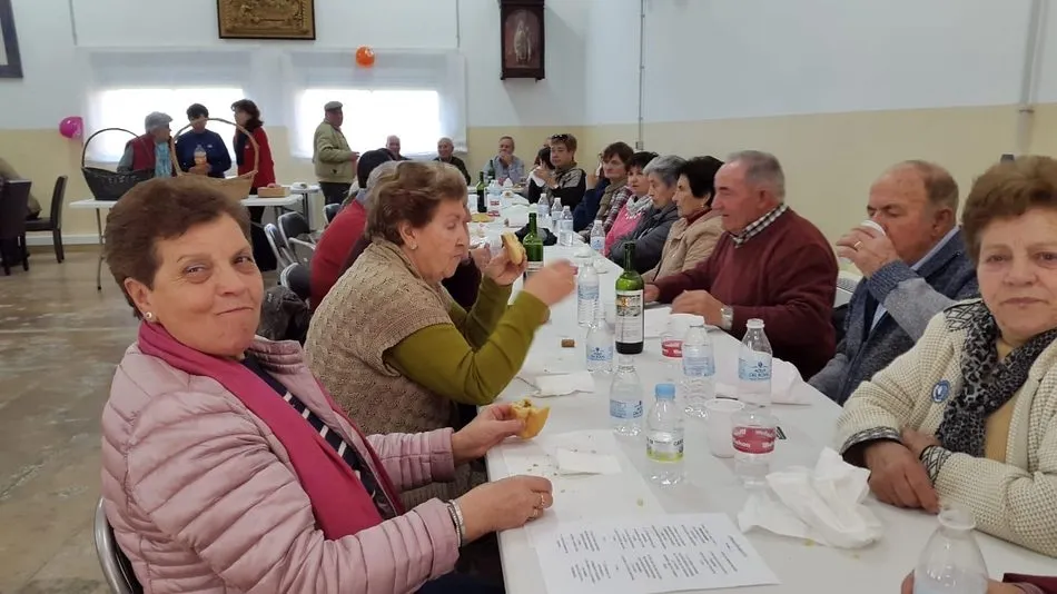 Foto 3 - Los vecinos de Barruecopardo celebran el &lsquo;bocata solidario&rsquo;  