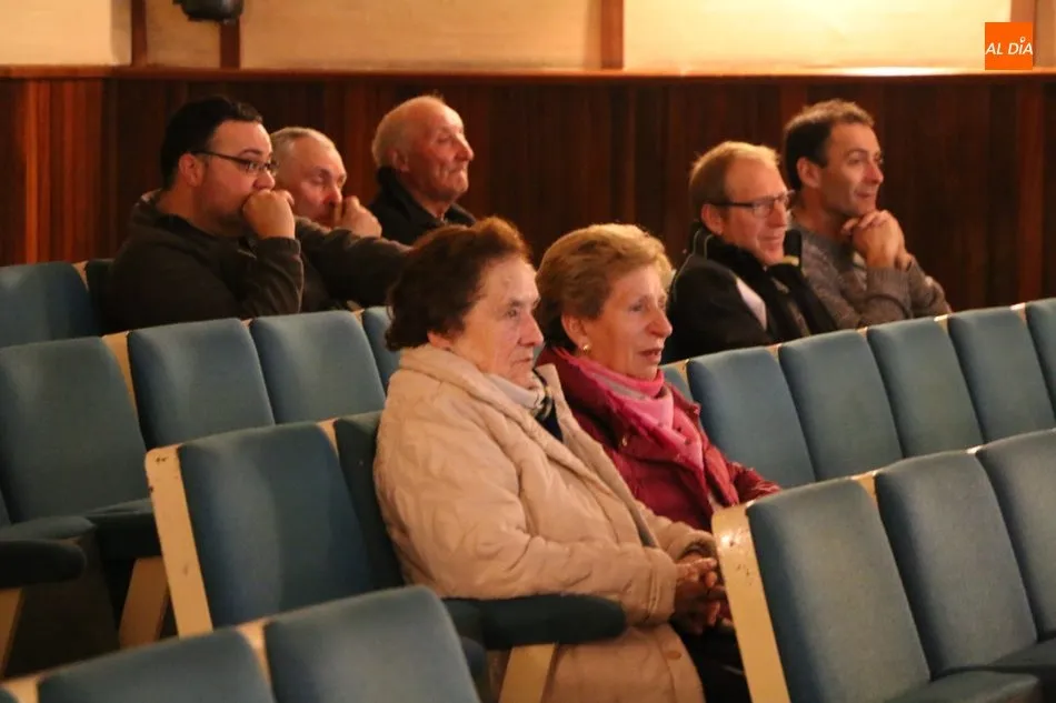Foto 9 - Brillante charla de la historiadora Nuria Corral en Villarino sobre la historia de La Raya  