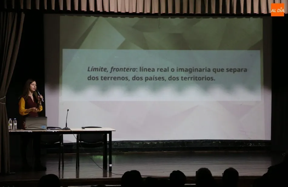 Foto 4 - Brillante charla de la historiadora Nuria Corral en Villarino sobre la historia de La Raya  