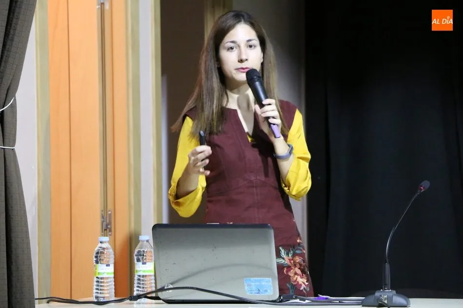 Foto 3 - Brillante charla de la historiadora Nuria Corral en Villarino sobre la historia de La Raya  