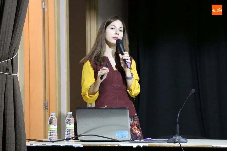 Foto 2 - Brillante charla de la historiadora Nuria Corral en Villarino sobre la historia de La Raya  
