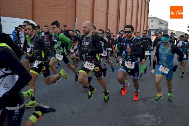 Salida de los participantes en el Duatlón / Pedro Zaballos