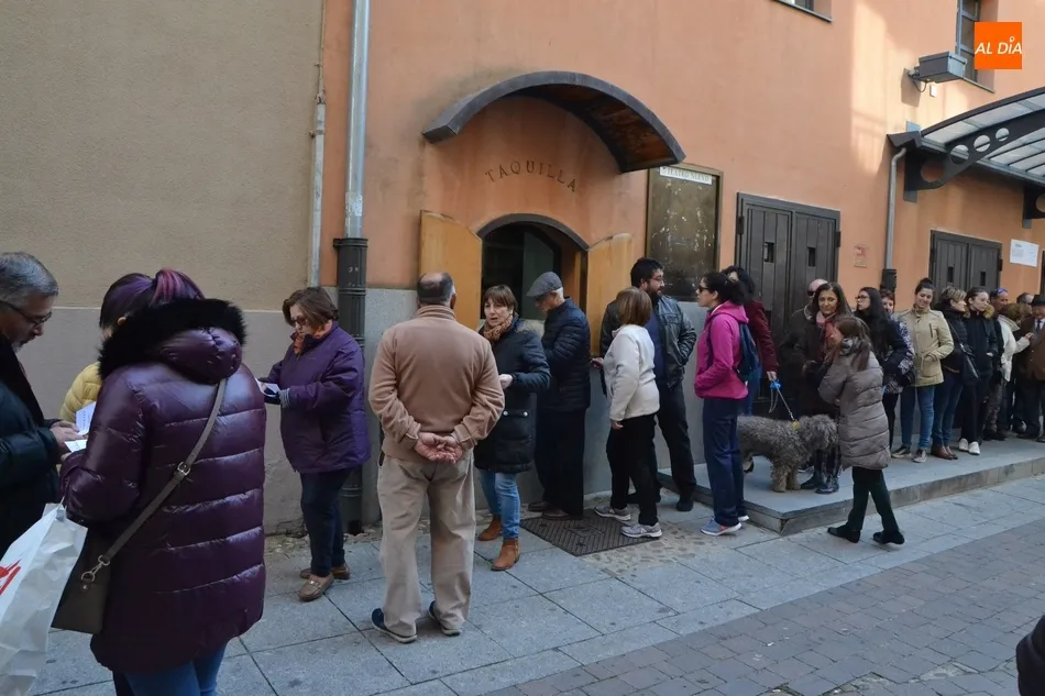 Foto 4 - Desde las 7 de la ma&ntilde;ana en la cola para no faltar a la cita con la Rondalla  