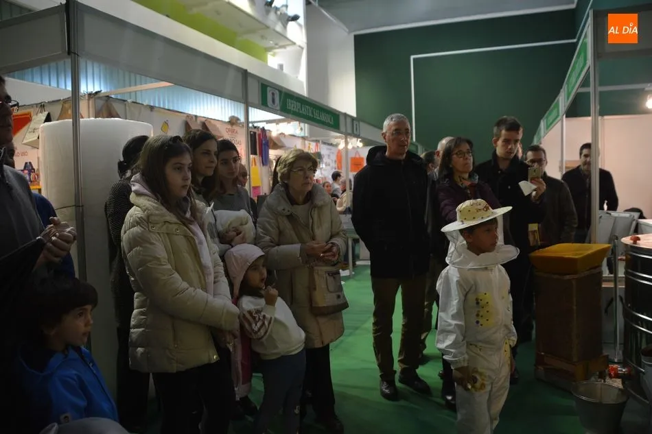 Foto 8 - La Feria de la Miel de Aldeatejada concluye con gran afluencia de p&uacute;blico
