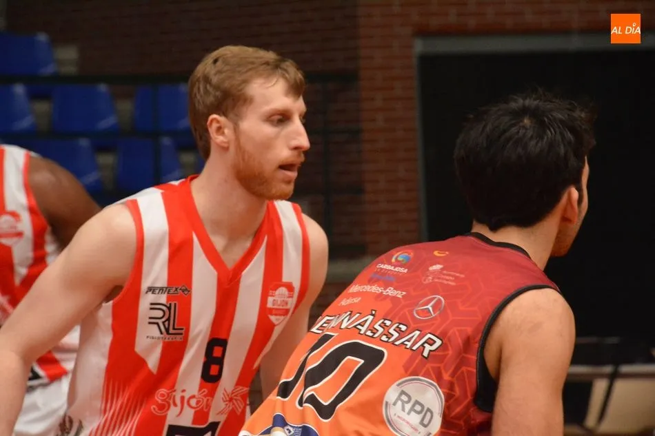 Foto 9 - La falta de acierto y las bajas condenan al Aquimisa (59-62)  