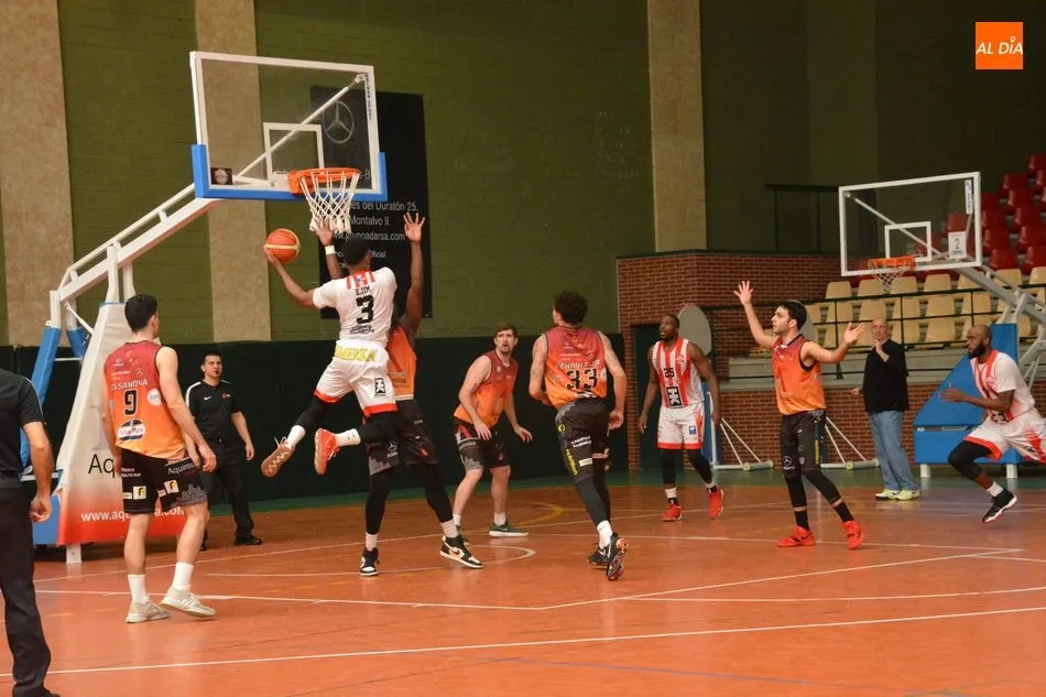 Foto 8 - La falta de acierto y las bajas condenan al Aquimisa (59-62)  